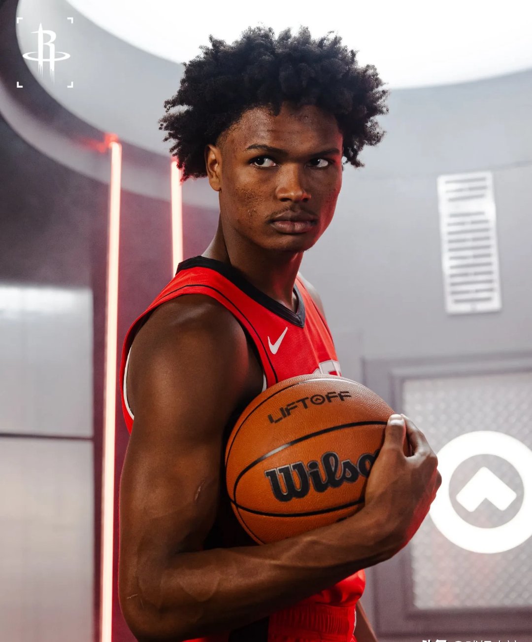 开云体育-表现优异引发热议！，库里在阿森纳比赛中败北引发球迷热议-开云体育