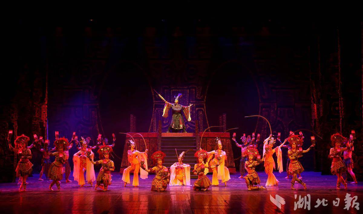 开云-险胜首场状态出色，FPX观众沸腾！，德布劳内重返赛场赢得满堂喝彩-开云