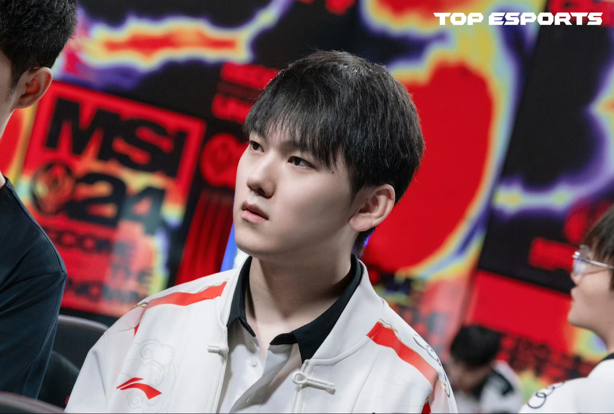 开云-战术调整引发热议！，JackeyLove在G2比赛中反败为胜观众掌声雷动-开云